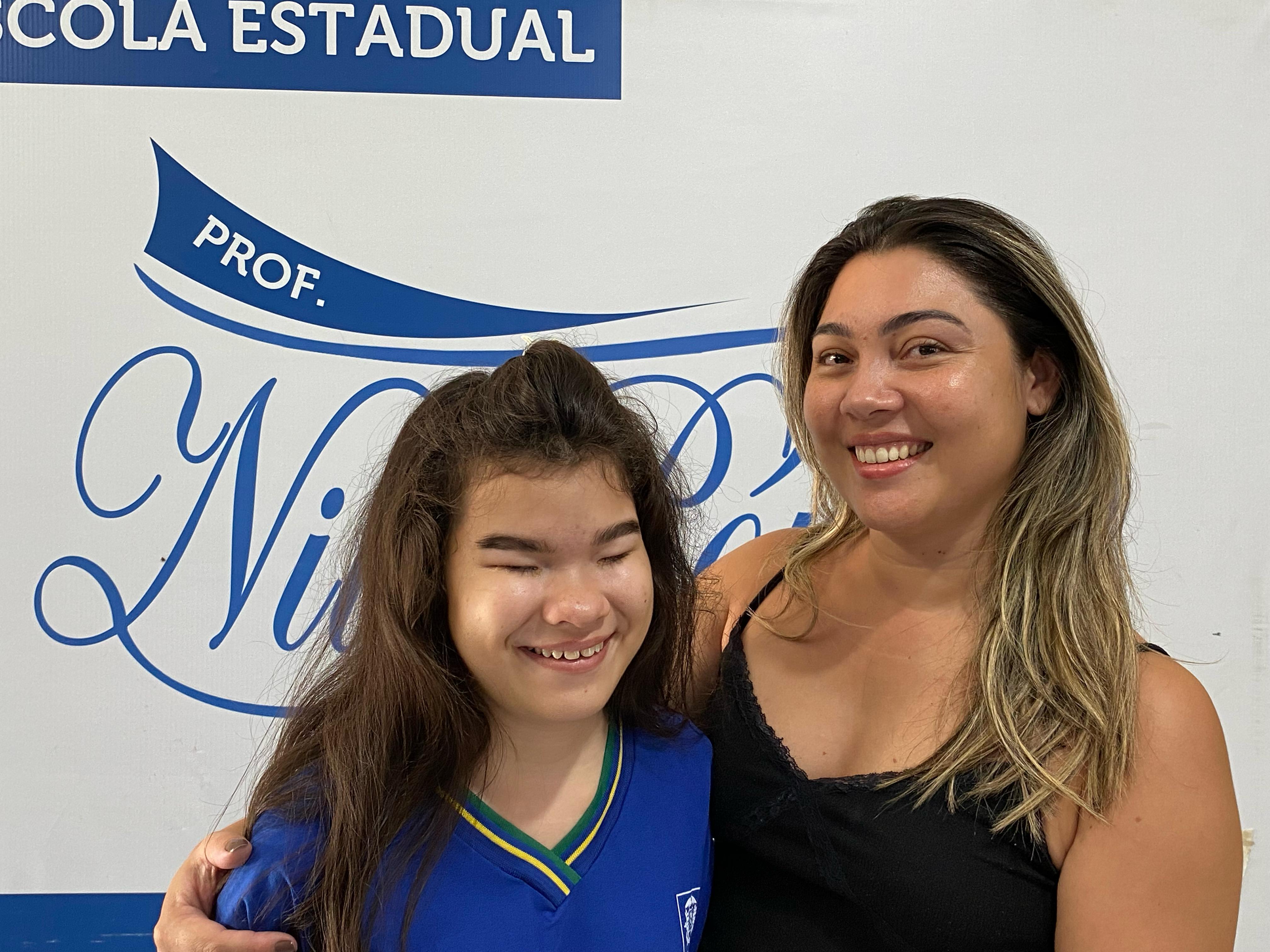 Mãe afirma que recursos de acessibilidade ajudaram estudante com deficiência visual a ser aprovada para intercâmbio